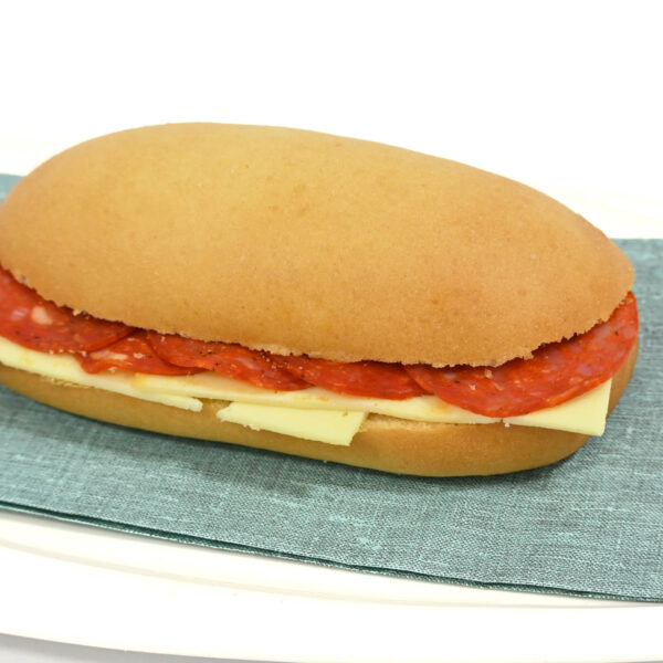 Sandwich con Peperoni y queso mozarella