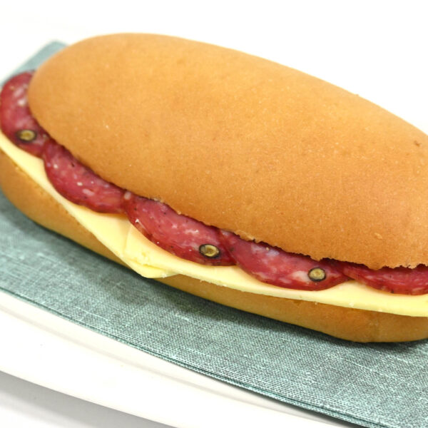 Sandwich con Salami y queso mozarella